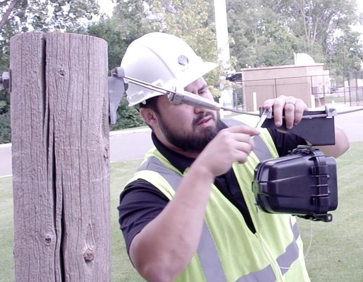 Imagen de un técnico instalando Clearfield YOURx-Terminal