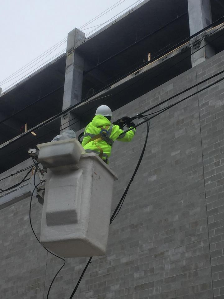 Imagen de un trabajador de línea de técnicos arreglando líneas eléctricas