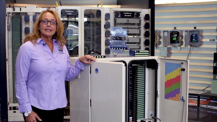 Image de femmes debout à côté d'une armoire Clearview