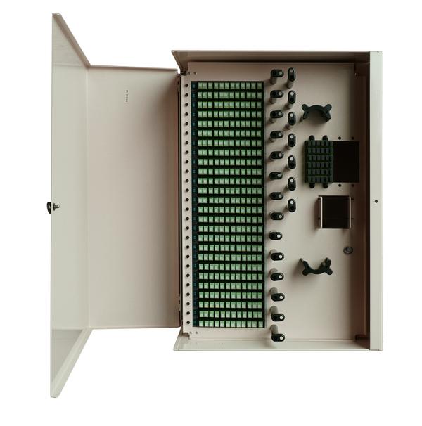 Imagen frontal de la caja de pared de 288 puertos para interiores FieldSmart Fiber Delivery Point (FDP) con la puerta abierta